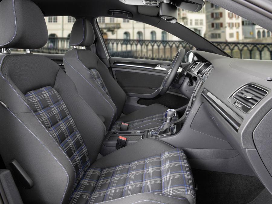 Интерьер Volkswagen Golf GTE 5-Door 2014 года  (фото 32 из 45)